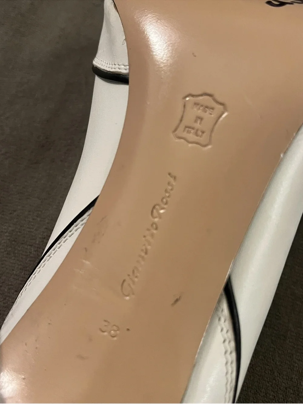 GIANVITO ROSSI Lucille White Scalloped Leather Pointed Toe Pumps Heels Size 38